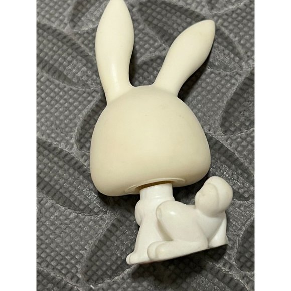 Littlest Pet Shop LPS #3 White bunny rabbit 2004 Long Ears Eyelashes Magnet 3‎ - Picture 2 of 6
